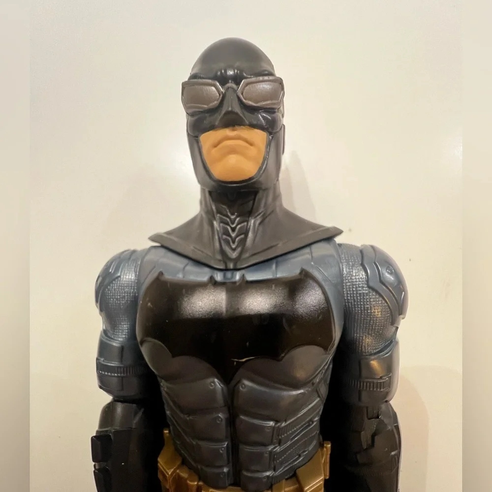 BATMAN 2016 MATTEL 11.5” ACTION FIGURE W/GOOGLES & CAPE & GOLD BELT